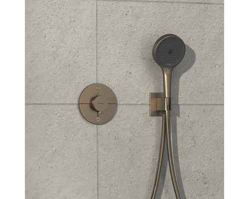 Brausethermostat und Handbrause an der Wand