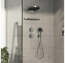 Duschset mit Kopfbrause, Handbrause und Thermostatarmatur an gefliester Duschwand