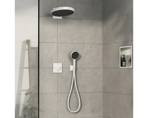 Espace douche avec douche de tête, douchette à main et étagère de rangement