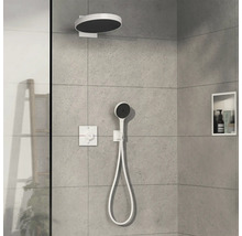 Badezimmer mit Kopfbrause, Handbrause und Ablagefach