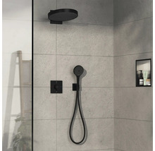 Duschszene mit Kopfbrause, Handbrause und Armatur auf gefliester Wand