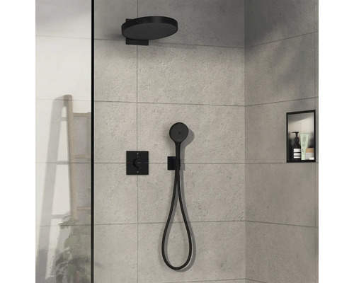 Scène de douche avec douche de tête, douchette à main et robinetterie sur mur carrelé