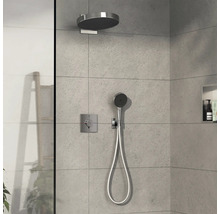 Dusche mit Kopfbrause, Handbrause und Thermostatarmatur an der Wand