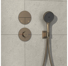 Duscharmatur mit Handbrause und Thermostat an der Wand