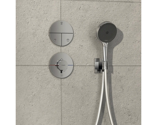 Duscharmatur-Set mit Handbrause und runden Bedienelementen für das Badezimmer