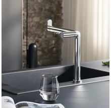 Scène de cuisine avec robinet d''évier, évier et verre d''eau