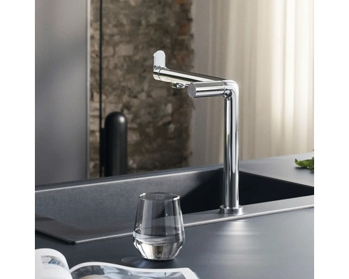 Scène de cuisine avec robinet d''évier, évier et verre d''eau