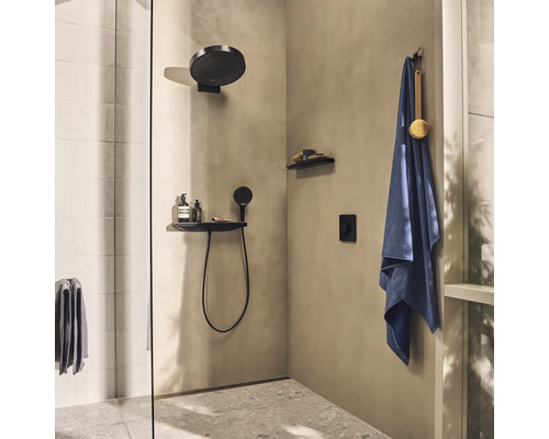 Begehbare Dusche mit Kopfbrause, Handbrause, Ablageflächen und Handtuchaufhänger für ein modernes Badezimmerdesign.