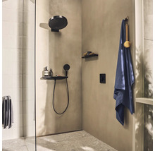 Moderne Dusche mit Kopfbrause, Handbrause, Ablageflächen und Handtuch