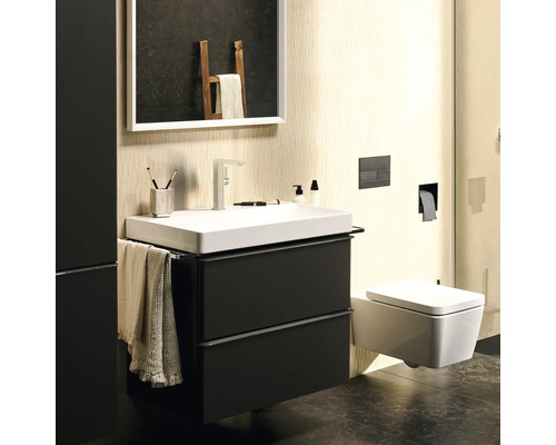 Modernes Badezimmer mit Waschbeckenunterschrank, Spiegel und Wandtoilette