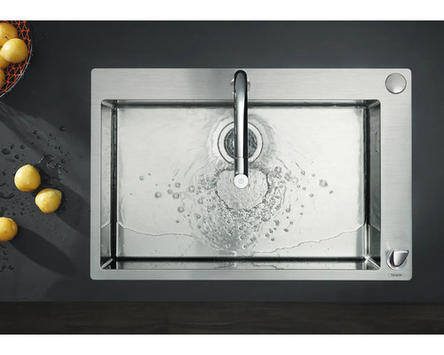 Edelstahlspüle mit Wasserhahn und Wasser