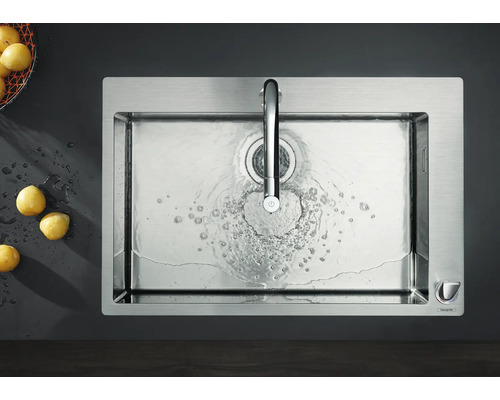 Edelstahlspüle mit Wasserhahn und fließendem Wasser