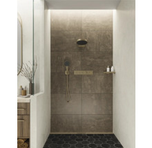Badezimmer mit Dusche, Waschtisch und Spiegel