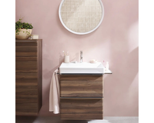 Badezimmer mit Waschtischunterschrank, Aufsatzwaschbecken und rundem Spiegel