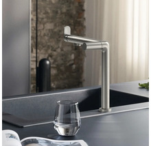 Évier de cuisine avec robinet et verre d''eau
