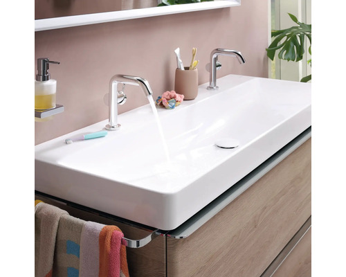 Badezimmerwaschtisch mit Armatur, Seifenspender und Handtuchhalter