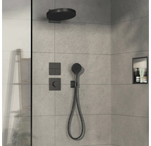 Dusche mit Kopfbrause, Handbrause und Steuerungselementen in einem Badezimmer
