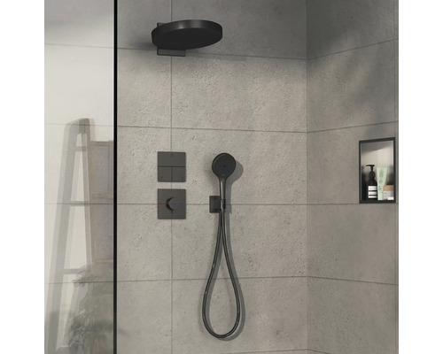 Douche avec pomme de tête, douchette et éléments de commande dans une salle de bains