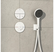 Duscharmatur mit Thermostat und Handbrause an der Wand montiert