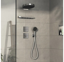 Duschbereich mit Kopfbrause, Handbrause und Bedienelementen an der Wand