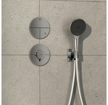 Robinet de douche avec douchette à main et commandes rondes au mur
