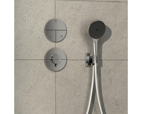 Robinet de douche avec douchette à main et commandes rondes au mur