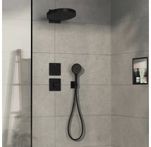 Moderne Dusche mit Kopfbrause, Handbrause und Armatur in einem Badezimmer
