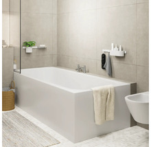 Modernes Badezimmer mit Badewanne, Handtuch, Armatur und Ablageflächen