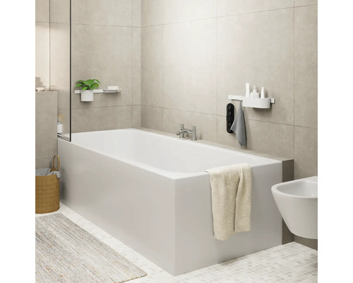 Salle de bain moderne avec baignoire, serviette, robinetterie et étagères