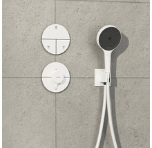 Duscharmatur mit Handbrause an einer gefliesten Wand