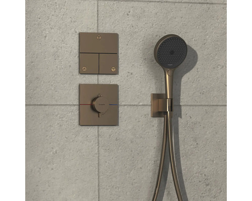 Ensemble de douche avec thermostat et éléments de commande au mur