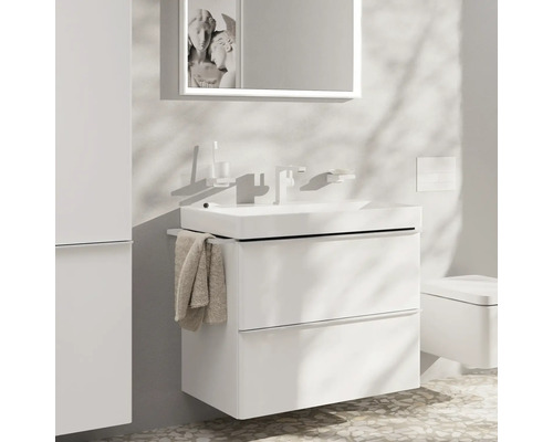 Modernes Badezimmer mit Waschbeckenunterschrank, Spiegel und Toilette