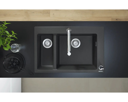 Évier à deux cuves avec robinet sur un plan de travail