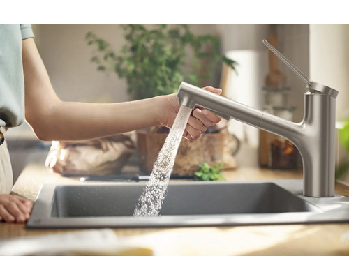 Scène de cuisine avec évier et robinet d''où coule de l''eau