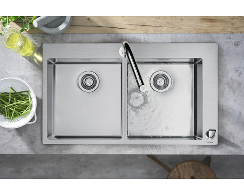 Doppelspülbecken aus Edelstahl mit Armatur in einer Küchenszene