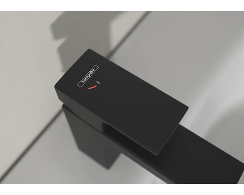 Logo Hansgrohe sur un robinet noir
