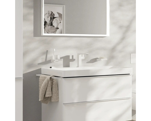 Modernes Badezimmer mit Waschtischunterschrank, Aufsatzwaschbecken, Spiegel und Accessoires