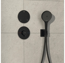 Schwarzes Duschsystem mit Bedienelementen an gefliester Wand