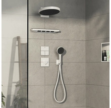 Système de douche avec douche de tête, douchette à main et éléments de commande sur un mur carrelé