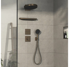 Duschset mit Kopfbrause, Handbrause und Thermostatarmatur an einer gefliesten Wand