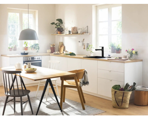 Helle Küche mit Esstisch, Stühlen, Küchenarmatur und Dekoration