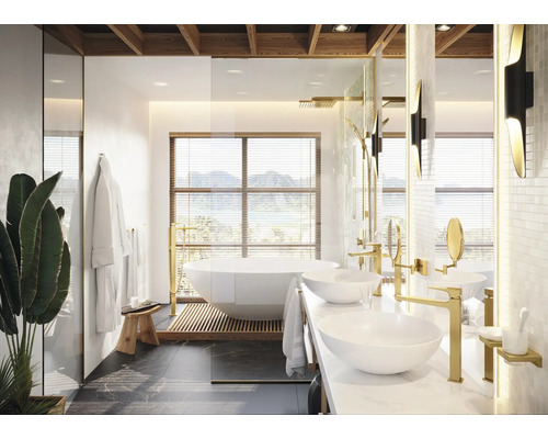 Salle de bain lumineuse avec baignoire, lavabo et miroirs