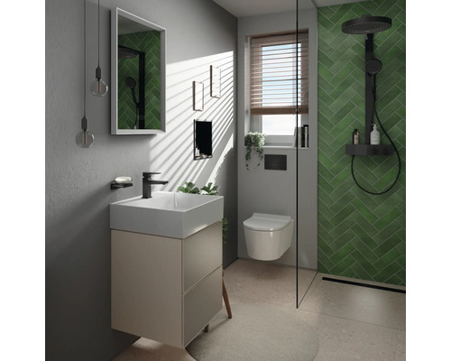 Salle de bain moderne avec lavabo, miroir, toilettes et douche avec carrelage vert