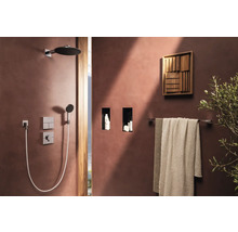 Badezimmer mit Dusche, Handtüchern und Wanddekoration