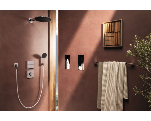 Badezimmer mit Dusche, Handtüchern und Wanddekoration