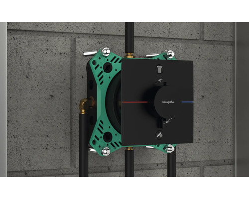 Mitigeur thermostatique encastré sur un mur en béton pour salle de bain ou douche