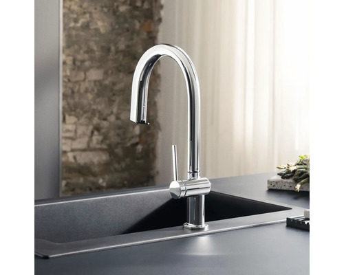 Küchenarmatur mit hohem Auslauf in einem Spülbecken
