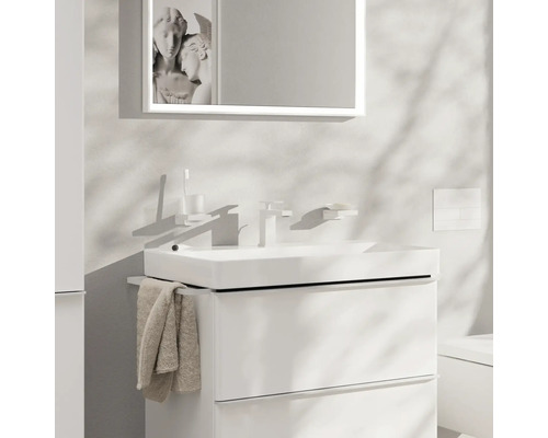 Modernes Badezimmer mit weißem Waschtisch, Spiegel und Handtuch