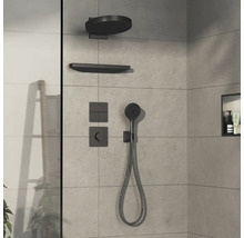 Duschsystem mit Kopfbrause, Handbrause und Thermostatarmatur an einer gefliesten Wand