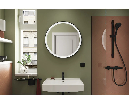 Badezimmer mit Waschbecken, runder Spiegel und Dusche